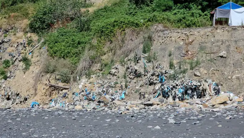 Kozlu Sahil'deki Çöp Yığını, Doğanın Güzelliğini Tehdit Ediyor