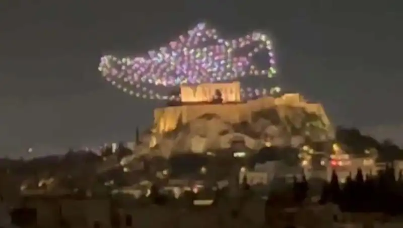 Akropolis Üzerinde Drone İle Reklam Yapma Ceza Alabilir: Soruşturma Başlatıldı