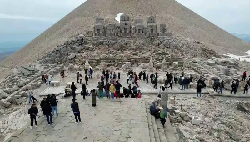 Bayram Tatilinde Nemrut Dağı’nda Ziyaretçi Patlaması Yaşandı!