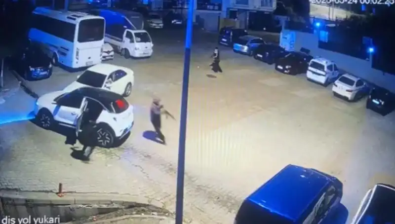Kağıthane'de Kalaşnikovlu Saldırı: Gizemli Maskeli Saldırganların Kanlı İhtilali