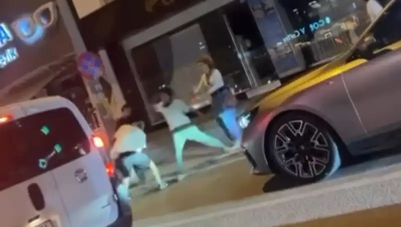 Cadde Boks Ringine Dönüştü: Yumruklar Hızla Havada Uçuştu