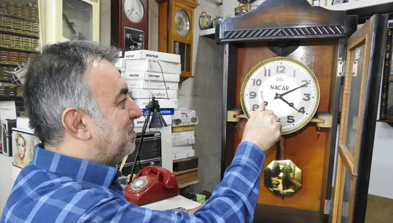 Küçük Atölyesinde Tarihin Duygularını Yaşatan Usta: Saat Tamircisi