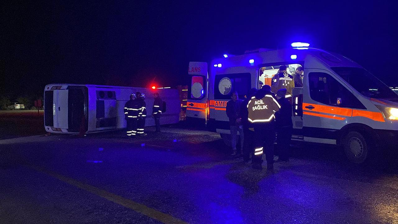 Midibüs Devrildi: Cenaze Törenine Gidenleri Taşıyan Araç Kaza Yaptı