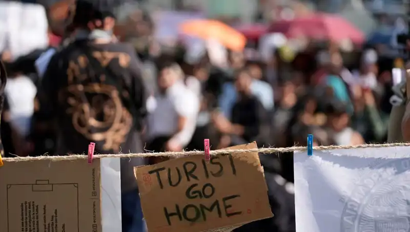 Meksika'da Turist Akınına Tepki: Yerel Halk Sokaklarda!