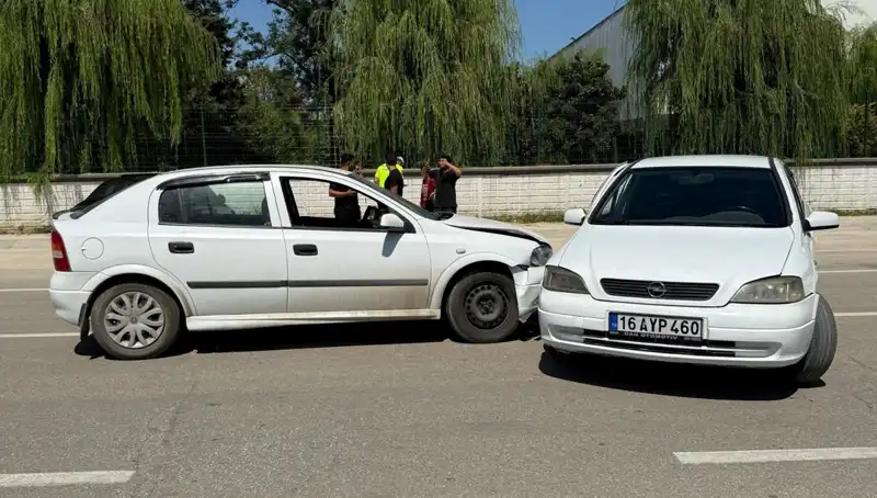 İki Otomobil Çarpıştı: Korkutan Kaza Sonrası İki Yaralı Hastaneye Kaldırıldı