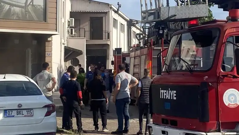 Mobilya Atölyesinde Yangın Paniği: Çalışanlar Tahliye Edildi
