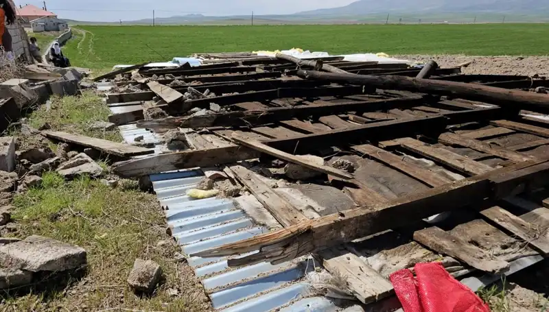 Bitlis'te Şiddetli Fırtına Hayatı Olumsuz Etkiledi, Çatılar Uçtu!