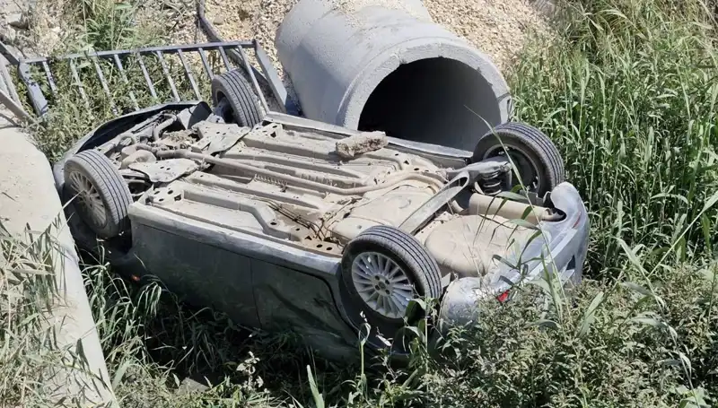 Pikap Kazası Sonrası Su Kanalına Devrilen Araçta İki Yaralı