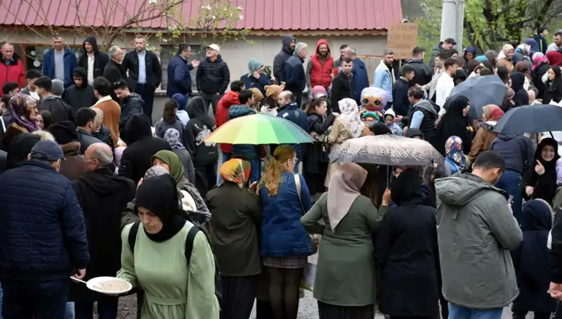 Yüzyıllık Gelenekte Buluşma: 12 Bin Kişi Bayram Coşkusunu Paylaştı