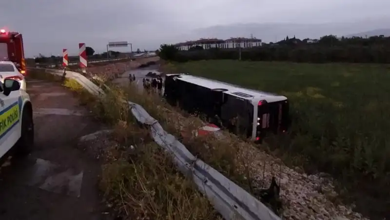 Manisa'da Yolcu Otobüsü Kaza Yaptı: Yaralıların Durumu Ciddi
