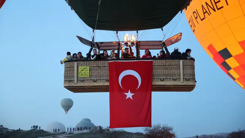 Kapadokya'da 23 Nisan Coşkusu: Balonlar Türk Bayraklarıyla Kıyasıya Havalandı