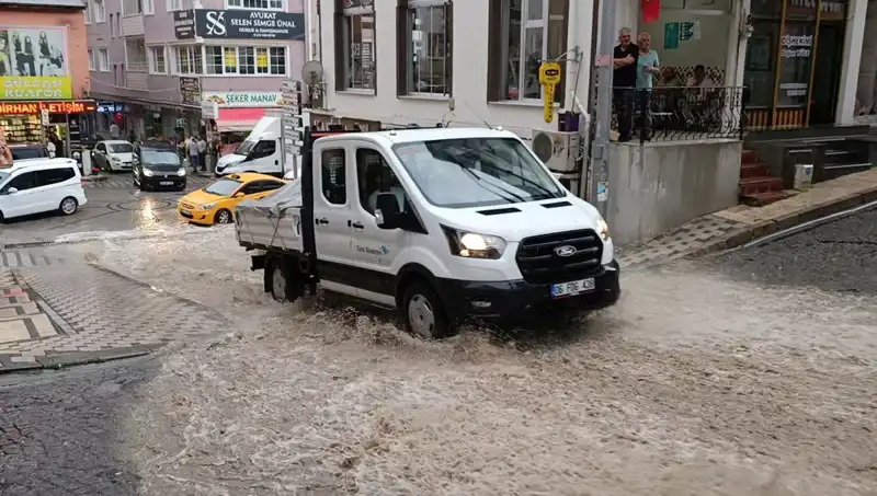 10 Dakikada Gelen Şiddetli Sağanak, Şehirde Su Baskınlarına Neden Oldu