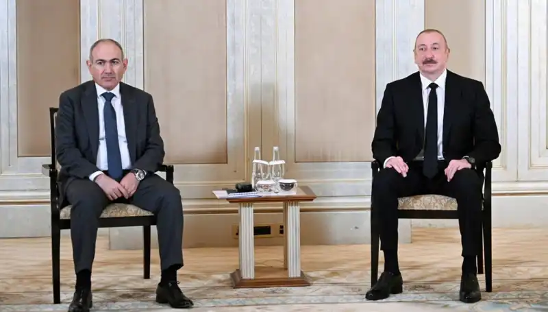 ** Aliyev ve Paşinyan, Abu Dabi'de Barış Sürecini Güçlendirmek İçin Bir Araya Geldi**