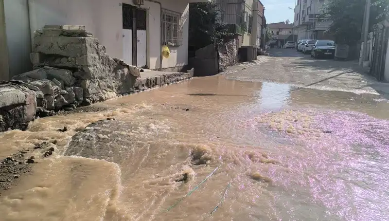 İlçede İçme Suyu Hattı Patladı, Çarşıyı Su Bastı!