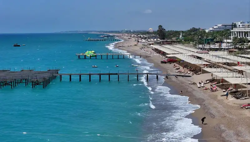 Antalya Sahillerinde Güneşli Hava Yoğunluğu: Tatilcilerin Dikkatini Çekiyor