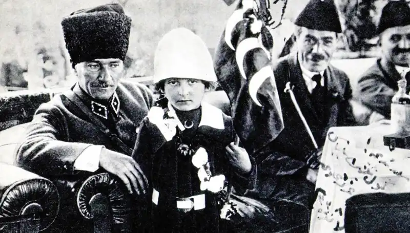 Unutulmaz Fotoğrafın Hikayesi: O Şapkanın Altındaki Bayram Anısı