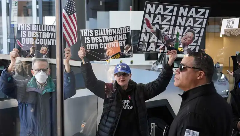 Elon Musk’a Yönelik Protesto: SpaceX ve Tesla Önünde Çarpıcı Tepkiler