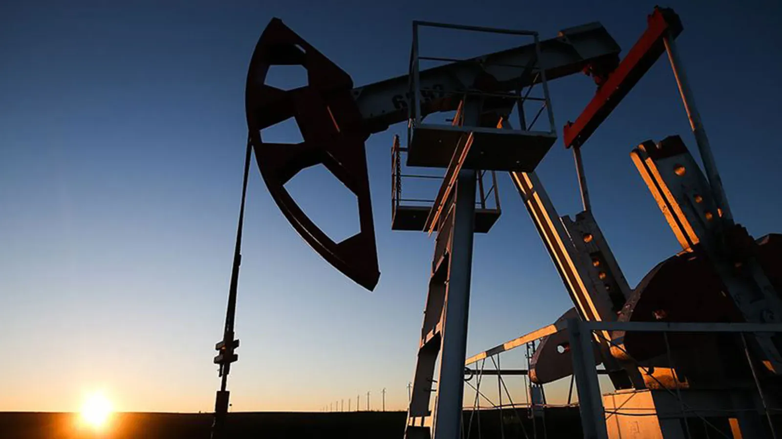 Haftanın Son Gününde Petrol Fiyatlarında Dalgalı Seyir Devam Ediyor