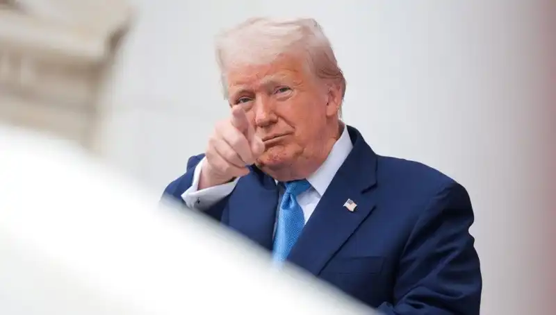 Adalet Bakanlığı, Trump'ın Epstein Belgelerinde Adının Geçtiğini Açıkladı
