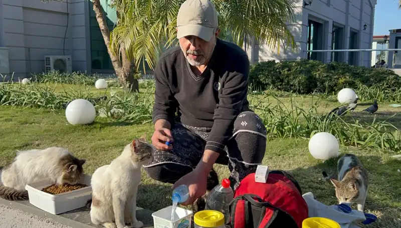 Merhametli Adamın Günü: Günde 8 Kilometre Yürüyerek Hayata Hüzün Katan Hikaye