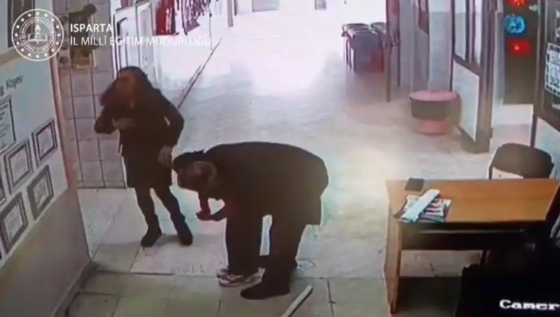 Öğretmenin Kahramanlığı: Heimlich Manevrası ile Öğrencisini Kurtardı!