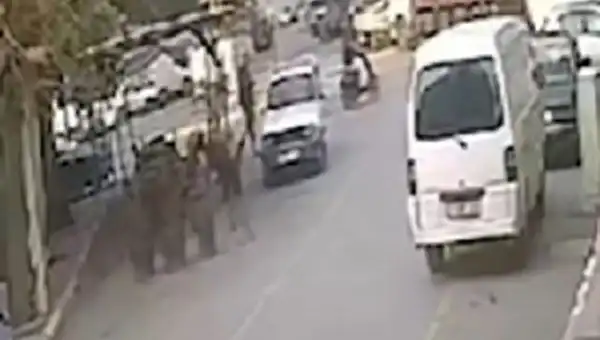 İzmir'de Motosiklet Hırsızı Suçüstü Yakalandı, Olay Kayıt Altına Alındı