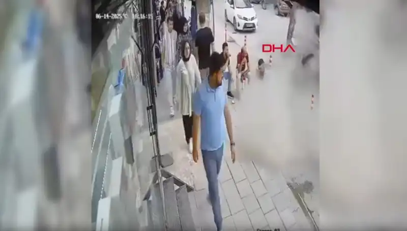 TIR Patlağıyla Şaşkına Dönen Vatandaşlar: O Anlar Kamerada