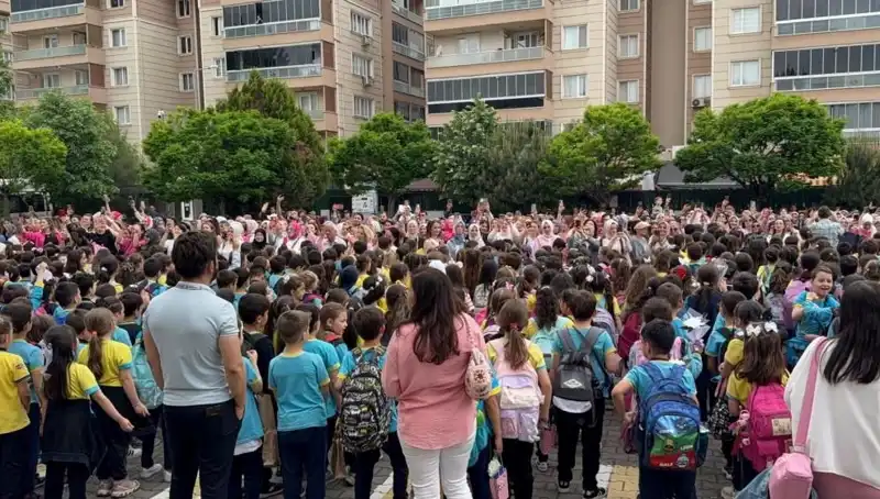 Öğrencilerden Anneleri İçin Duygu Dolu Sürpriz: Gözyaşlarıyla Kutlama!