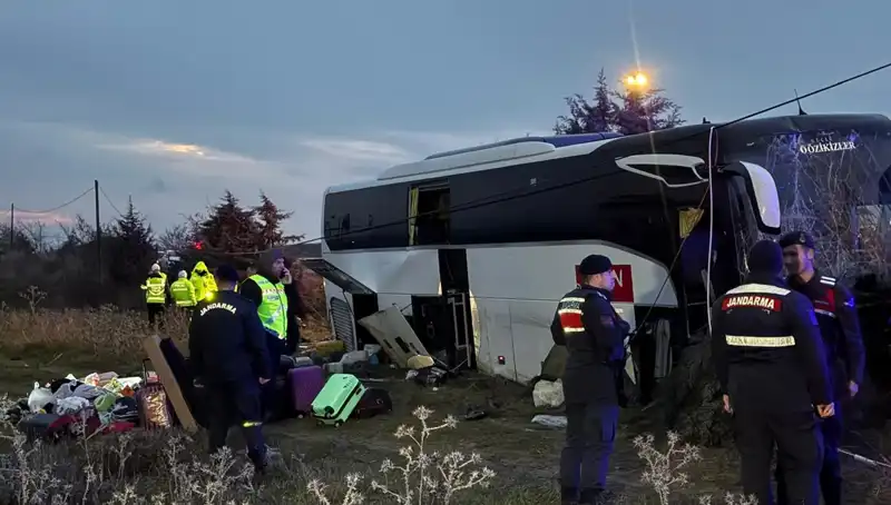 Çanakkale’de Otobüs Kaza Yaptı: 37 Yaralı, Faciadan Dönüldü