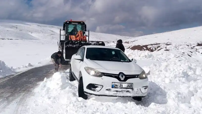Muş'ta Kar Yağışı Hayatı Olumsuz Etkiledi: Mahsur Kalan 60 Kişi Kurtarıldı