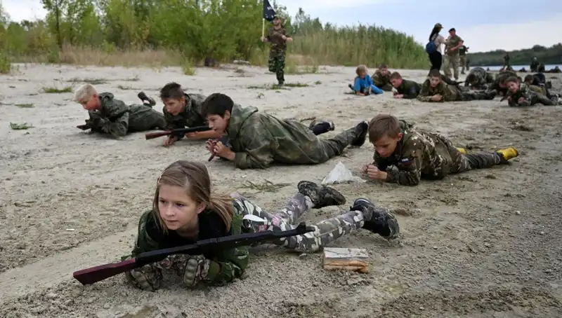 Rusya'da Çocuk Savaşçılar: 8 Yaşındaki Minik Askerler Militarizmin Pençesinde