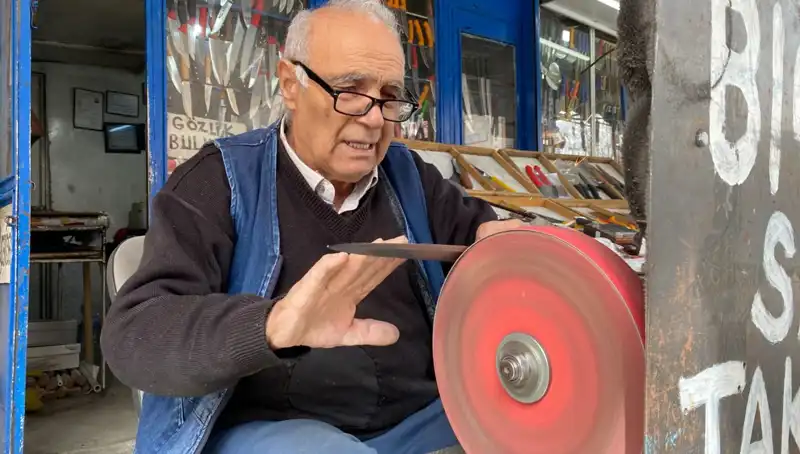 81 Yaşındaki Erhan Amca, Mesleğini Keyifle Sürdürüyor: Yaşlanmanın Tanımı Değişti