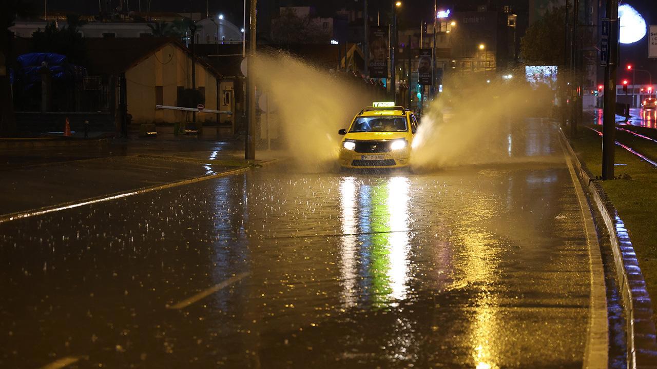 İzmir'de Yoğun Sağanak ile Sokaklar Sular Altında