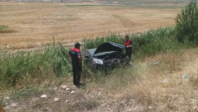 Dikkatsizlik Sonucu Otomobil Şarampole Uçtu, İki Yaralı