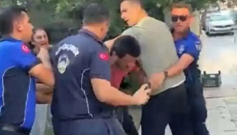 Sokak Ortasında Zabıta Tarafından Seyyar Satıcıya Sert Müdahale