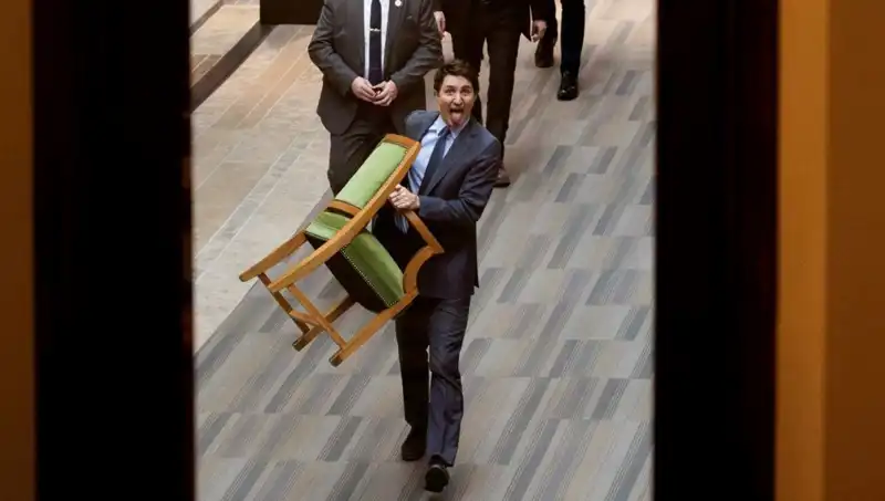 Trudeau, Sandalyesini Alarak Otoriter Yönetimine Son Noktayı Koydu!