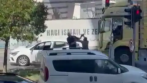 İstanbul Trafiğinde Yaşanan Çekiçli Dehşet! O Anlar Güvenlik Kameralarına Yansıdı