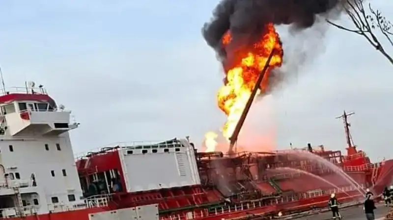 Türk Gemisi Ukrayna'da Saldırıya Uğradı: 16 Denizci Hayatta Kalmayı Başardı