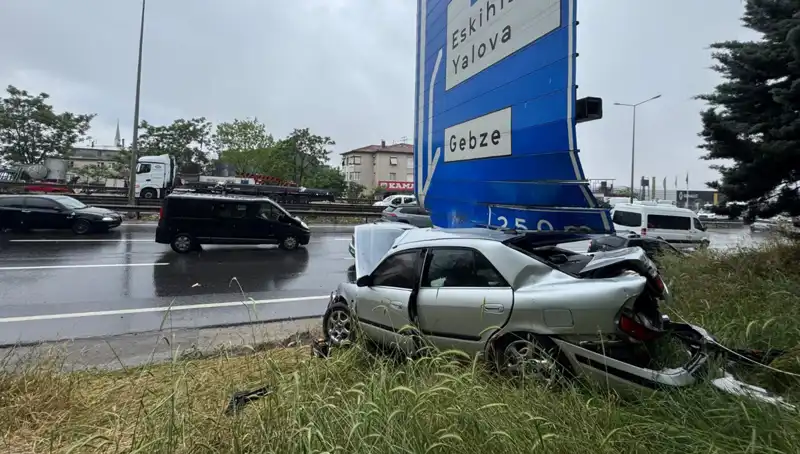 Trafik Levhasına Çarpan Araçta Tek Yaralı: Olay Yerinde Tüm Detaylar