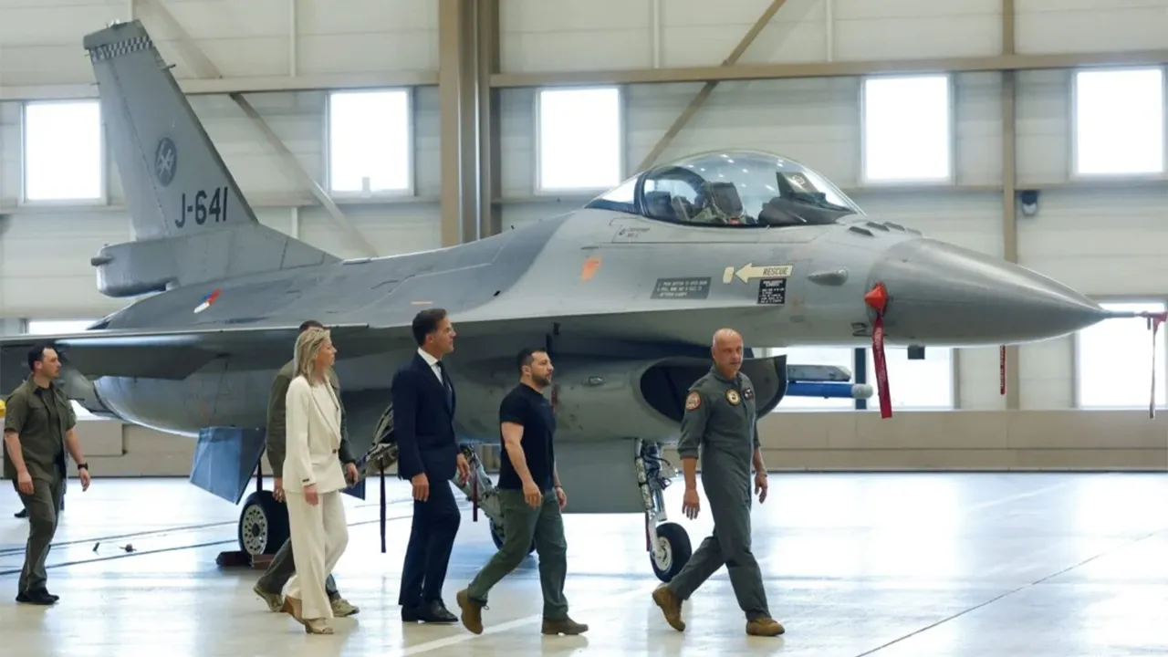 Hollanda, Ukrayna'ya İlk F-16 Savaş Uçağını Teslim Etti