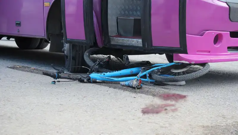 Bisiklet Süren Çocuğun Feci Kaza Anı: Otobüs Altında Kaldı