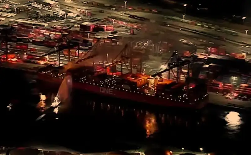 Los Angeles Limanı’nda Tehlikeli Madde Yüklü Gemide Yangın Korkusu