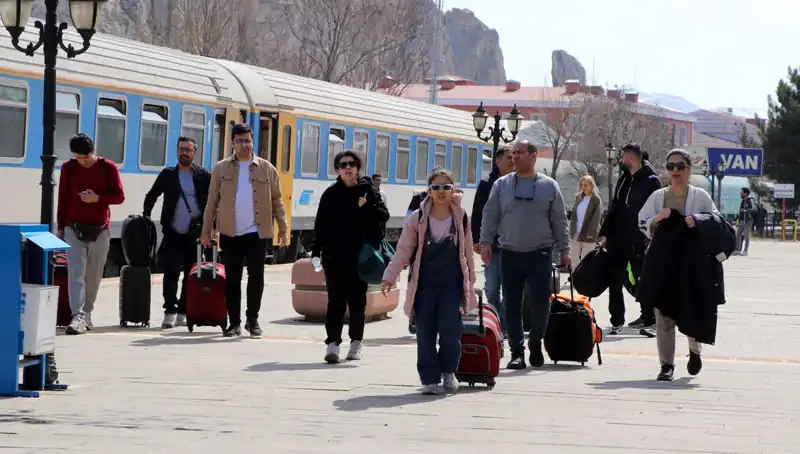 İranlı Turistlerin Bahar Kutlamaları İçin Van'a Yönelmesi