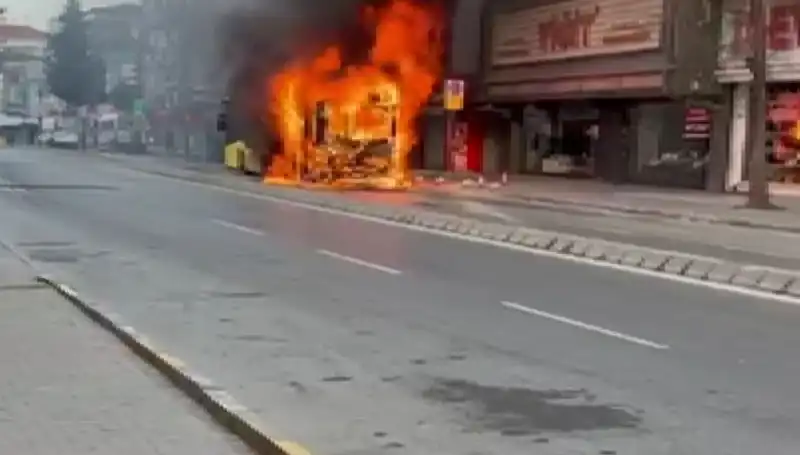 Ümraniye'de Korku Dolu Anlar: Aniden Alev Alan Araçlar Sokağı Kapatıp Panik Yarattı