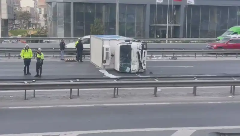 Basın Ekspress Yolunda Kamyonet Devrildi, Trafik Kilitlendi