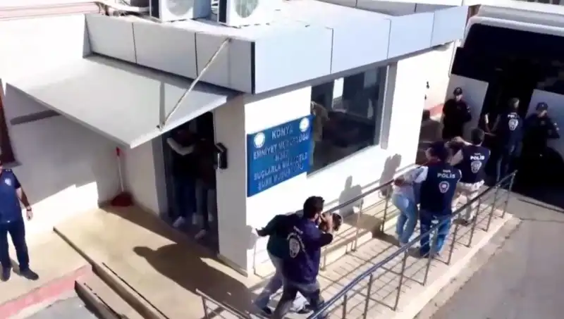 On İlçede Dört Gözaltı, 13 Kişi Tutuklandı: Dolandırıcılık Ağı Çözüldü