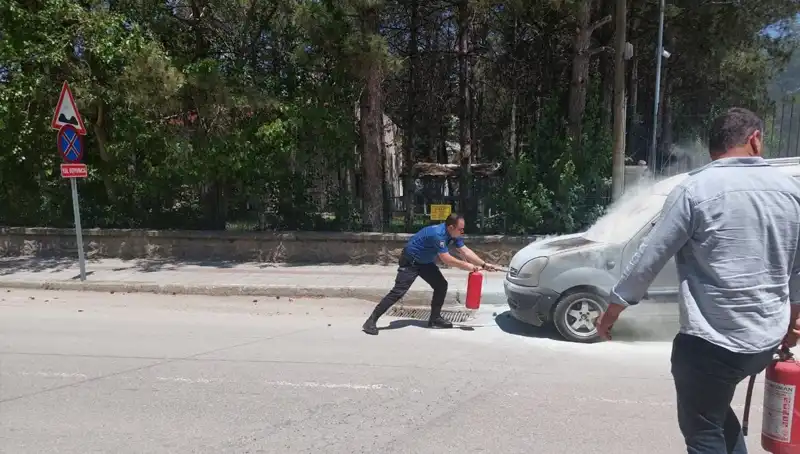 Emniyet Binasının Önünde Korkutan Yangın: Araç Alev Aldı