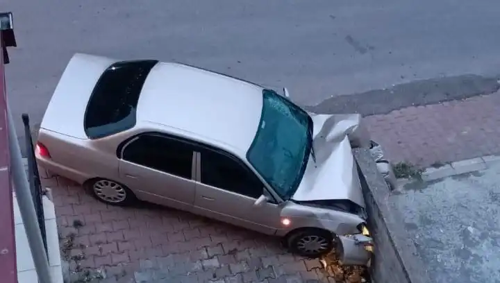 Kontrolsüz Araç Kazası: Duvara Çarpan Otomobilin Gizemi