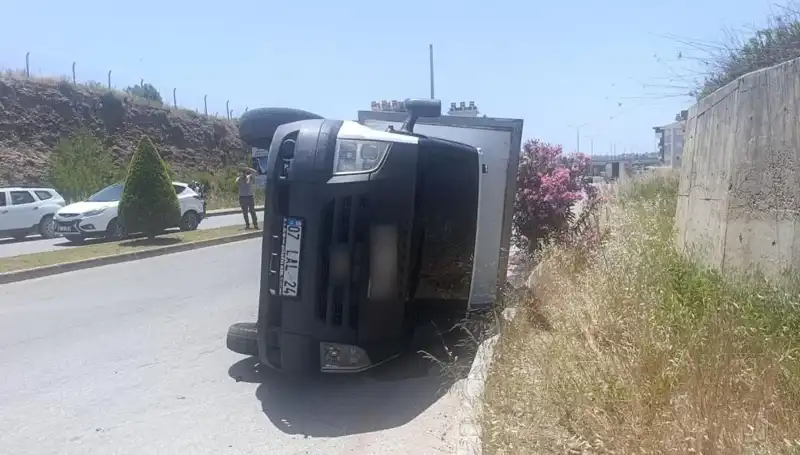 Hafif Ticari Araç Kamyonete Çarptı, Devrilen Araçta Yaşananlar