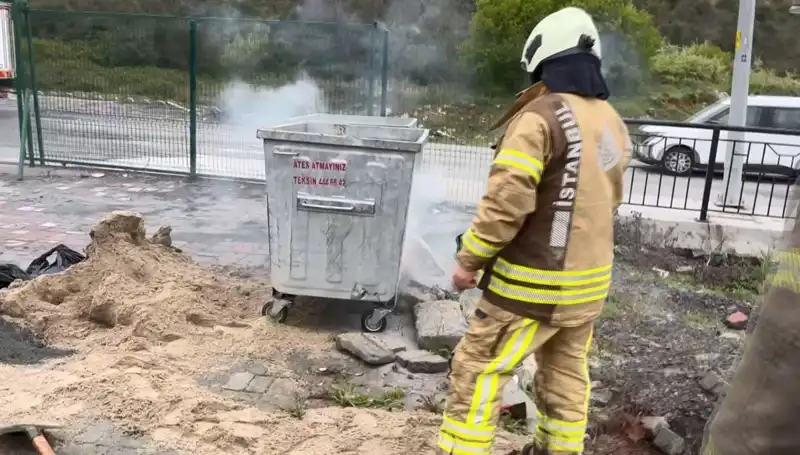 Başakşehir'de Korkutan Olay: Çöp Konteynerinden Yükselen Dumanlar